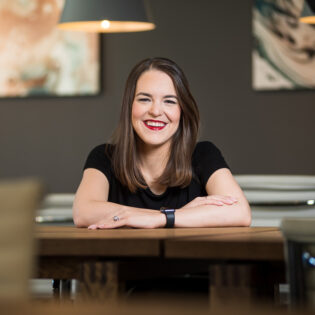 CMW 2023 Speaker: Melanie Deziel Bio Picture